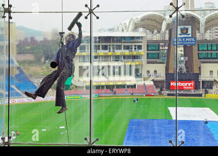 Glasreiniger, Cricket Stadium D Y Patil; Nerul; Navi-Bombay Mumbai; Maharashtra; Indien NOMR Stockfoto