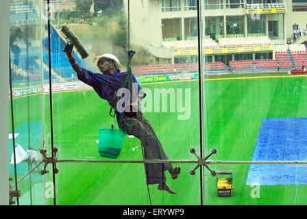 Glasreiniger, Cricket Stadium D Y Patil; Nerul; Navi-Bombay Mumbai; Maharashtra; Indien NOMR Stockfoto