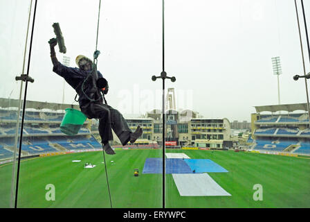 Glasreiniger, Cricket Stadium D Y Patil; Nerul; Navi-Bombay Mumbai; Maharashtra; Indien Stockfoto