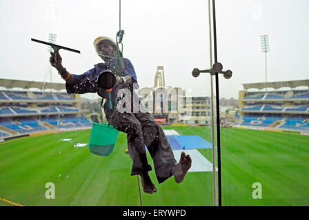 Glasreiniger, Cricket Stadium D Y Patil; Nerul; Navi-Bombay Mumbai; Maharashtra; Indien NOMR Stockfoto