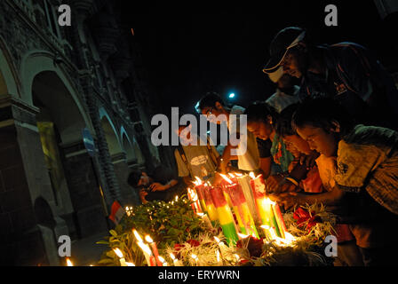 Menschen Anzünden von Kerzen in Erinnerung an den Terror Angriff; Bombay; Mumbai; Maharashtra; Indien NOMR Stockfoto