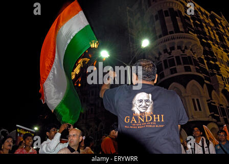 Mann mit Mahatma Gandhi-T-Shirt, der indische Flagge schwingt Friedenskundgebung taj mahal Hotel erster Jahrestag Terror greift Mumbai indien an Stockfoto