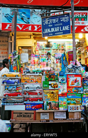 Hawker Anzeige Spielzeug auf der Straße; Bombay; Mumbai; Maharashtra; Indien Stockfoto