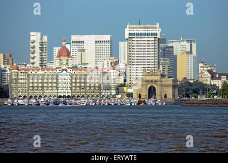 Ansicht des Gateway of India und Hotel Taj; Bombay; Mumbai; Maharashtra; Indien Stockfoto