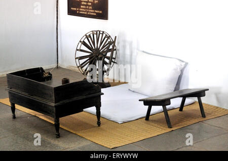 Charkha gehalten, Mahatma Gandhi Zimmer im Sabarmati Ashram, Ahmedabad, Gujarat, Indien Stockfoto