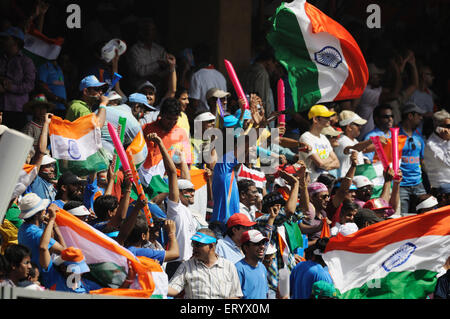 Fans Welle Nationalflaggen ICC Cricket World Cup Wankhede Stadium am 2. April 2011 in Mumbai Stockfoto