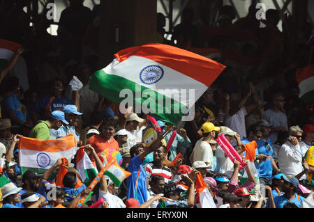 Fans winken Nationalflaggen ICC Cricket World Cup Finale Wankhede Stadium in Mumbai Stockfoto