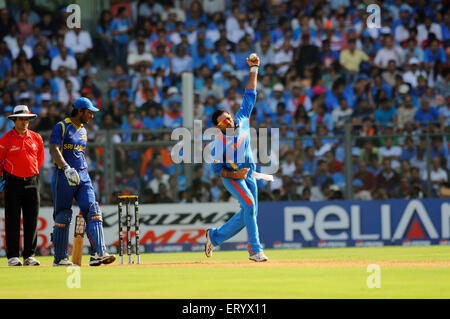 Sri Lanka Kapitän Kumar Sangakkara und Yuvraj Singh bowls ICC Cricket World Cup Wankhede Stadion Bombay Mumbai Maharashtra Indien Asien Stockfoto