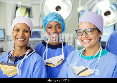 Porträt des Lächelns weiblichen Chirurgen im OP-Saal Stockfoto