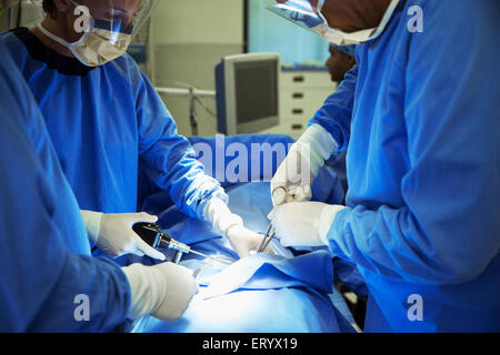 Chirurgen, die Durchführung der Operation im OP-Saal Stockfoto