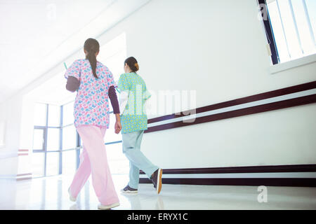 Wandern im Krankenhausflur Krankenschwestern Stockfoto