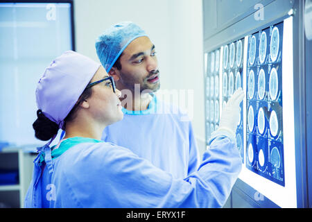 Chirurgen überprüfen und diskutieren MRI-scans Stockfoto