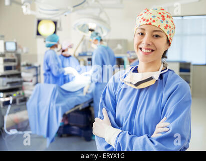 Porträt des lächelnden Chirurgen im OP-Saal Stockfoto