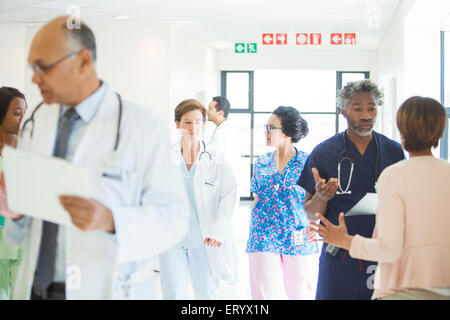 Ärzte und Krankenschwestern im Krankenhausflur Stockfoto