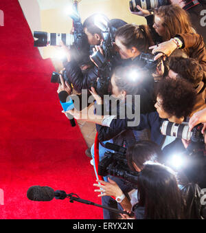 Paparazzi-Fotografen Fotografieren am roten Teppich Stockfoto