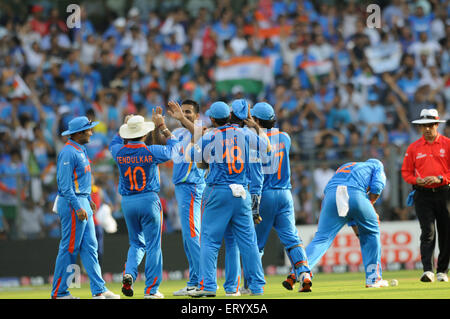 bowler 3. links Zaheer Khan feiert Einnahme Wicket chamara Kapugedera 2011 ICC World Cup Wankhede Stadium Bombay Mumbai Maharashtra Indien Asien Stockfoto