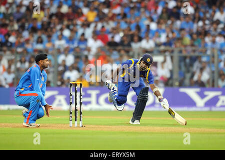 Sri Lankan Batsman erreicht Falte Bowler Harbhajan Singh versucht ICC Cricket World Cup Finale Wankhede Stadium Mumbai Stockfoto