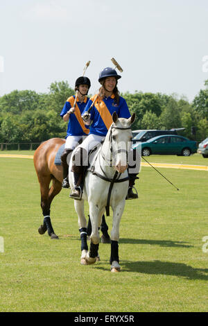 Zwei Spielerinnen der Universität Aberdeen-polo Stockfoto