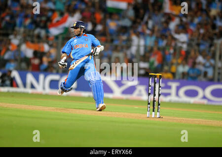 Schlagmann Sachin Tendulkar komplette laufen 2011 ICC World Cup-Finale Sri Lanka Wankhede Stadium Mumbai Stockfoto