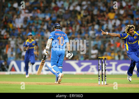 Batsman Sachin Tendulkar spaziert Sri-lankischer Bowler Lasith Malinga R Wicket 2011 ICC World Cup Final Wankhede Stadium Bombay Mumbai Maharashtra Indien Stockfoto