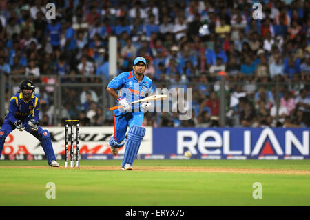 batsman M S Dhoni spielt den Sri-lankischen Kapitän Wickelhüter Kumar Sangakkara ICC Cricket World Cup Wankhede Stadium Mumbai India Stockfoto