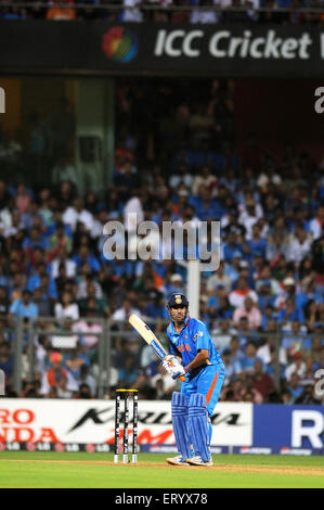 Batsman M S Dhoni 2011 ICC World Cup Final Indien und Sri Lanka im Wankhede Stadium am 2 2011. April in Bombay Mumbai Maharashtra Indien Asien Stockfoto