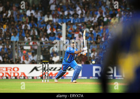 Schlagmann M S Dhoni spielt 2011 ICC World Cup-Finale zwischen Indien und Sri Lanka Wankhede Stadium auf 2. April 2011 in Mumbai Stockfoto