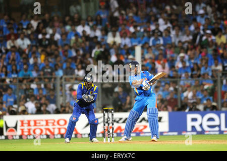 Schlagmann M S Dhoni Sri Lankan Wicketkeeper Sangakkara 2011 ICC World Cup Wankhede Stadium Mumbai Stockfoto