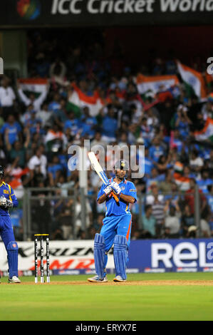 Schlagmann M S Dhoni 2011 ICC World Cup-Finale Indien und Sri Lanka an Wankhede Stadium Mumbai Stockfoto