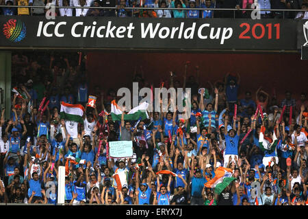 Indische Fans mexikanisch 2011 ICC World Cup-Finale Indien und Sri Lanka zuwinken Wankhede Stadium Mumbai Stockfoto