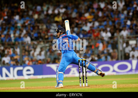 Indische Kapitän Schlagmann M S Dhoni spielt beschossen 2011 ICC World Cup-Finale Indien und Sri Lanka Wankhede Stadium Mumbai Stockfoto