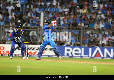 Schlagmann M S Dhoni spielt Schuss sah Sri Lanka Wicketkeeper 2011 ICC World Cup-Finale Indien Sri Lanka Wankhede Stadium Mumbai Stockfoto