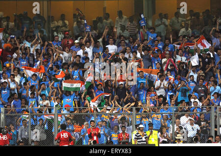 Indische Cricket-Fans winkten indische Nationalflaggen ICC Cricket World Cup Finale Sri Lanka spielte Wankhede Stadion Mumbai Indien Publikum Stockfoto