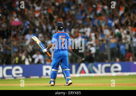 Indischen Schlagmann Kapitän M S Dhoni schlagen gewinnende ICC Cricket World Cup 2011 Finale Wankhede Stadium Mumbai Stockfoto
