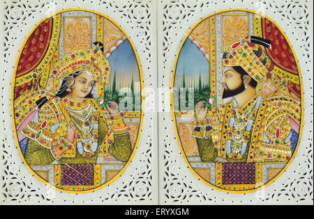Miniaturgemälde von Shah Jahan mit Ehefrau Mumtaz Mahal über Elfenbeinindien Stockfoto