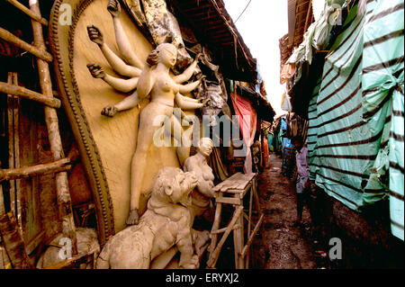 Bild der Göttin Durga von Lehm Modellbauer der Kumartuli Erbe Handwerker Dorf von Kalkutta machen; Westbengalen; Indien Stockfoto