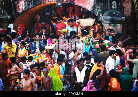 Pilger auf Babu Ghat während Chata Pooja Festivals bei; Kalkutta Calcutta; Westbengalen; Indien nicht Herr Stockfoto