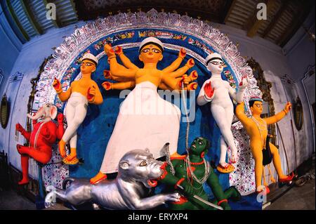 Sobhabazar Raj Bati Idole der Göttin Durga mit Consort bevor gekleidet; Kalkutta Calcutta; Westbengalen; Indien Stockfoto