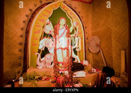 Mutter Göttin Durga in konventionellen Bengali Sari und Mitte der Anbetung; Calcutta; Westbengalen; Indien Stockfoto