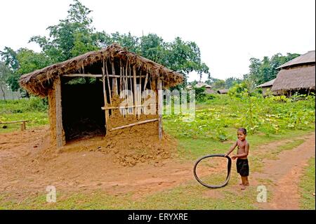 Dorf Bambushütte, Junge spielend mit Fahrradreifen, Chandrakona Straße; Midnapur; Paschim Medinipur Bezirk, Westbengalen; Indien Stockfoto