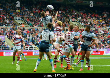 Hier haben wir die Leeds Rhinos und Warrington Wölfe am Magic-Wochenende auf der St James Park Newcastle 2015 Stockfoto