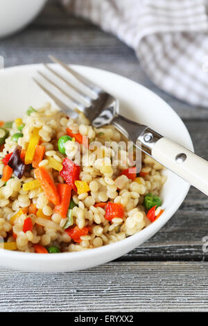 Quinoa in eine Schüssel geben, leckeres Essen Stockfoto