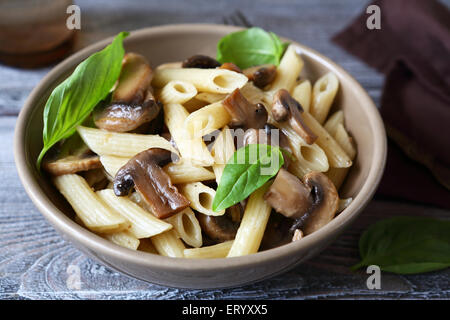 Pasta mit Pilzen in einer Schüssel, leckeres Essen Stockfoto
