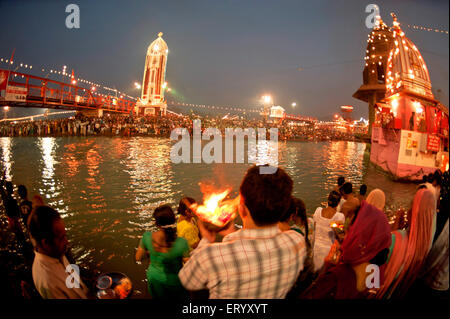 Ganga Aarti im Har KI Pauri Ghat in Kumbh Mela Haridwar Uttaranchal Uttarakhand Indien Festival Stockfoto