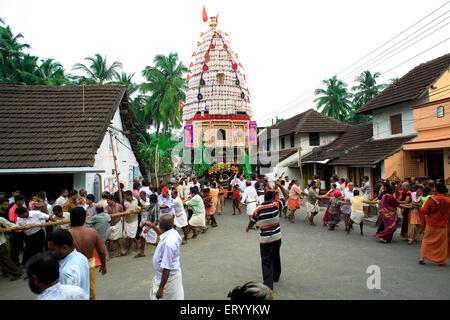 Menschen ziehen Seil von rath, Ratholsavam Chariot Festival; Palghat, Palakad, Palakkad, Kerala, Indien, Asien Stockfoto