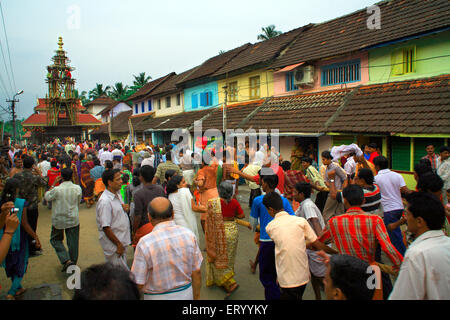 Menschen ziehen Seil von rath, Ratholsavam Chariot Festival; Palghat, Palakad, Palakkad, Kerala, Indien, Asien Stockfoto