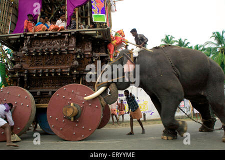 Elefant schiebt rath, Ratholsavam Chariot Festival; Palghat, Palakad, Palakkad, Kerala, Indien, Asien Stockfoto