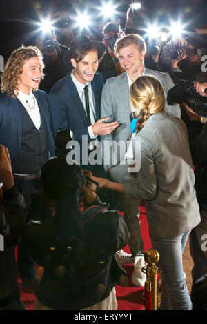 Prominente interviewt und fotografiert von Paparazzi beim event Stockfoto