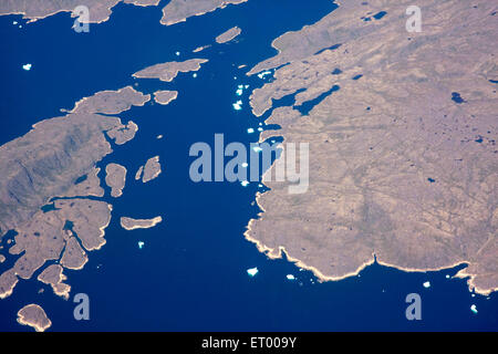 Luft von Land und Meer aus Flugzeugfenster , Stockfoto