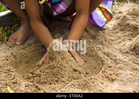 Aktivität von fünf Jahre altes Mädchen spielen mit Sand Herr #543 Stockfoto